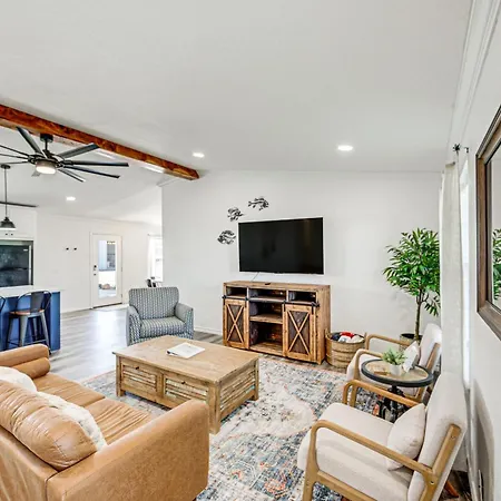 Van Vacation Retreat With Private 300-Acre Lake!